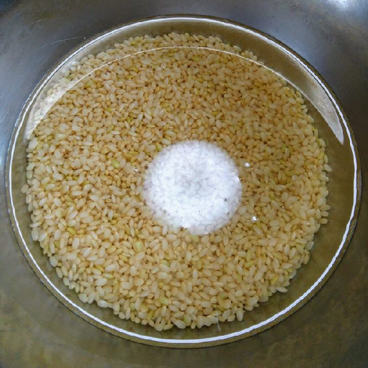 玄米、水、クリスタル岩塩でつくる化粧水