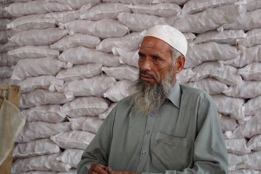パキスタンの塩製造機職人