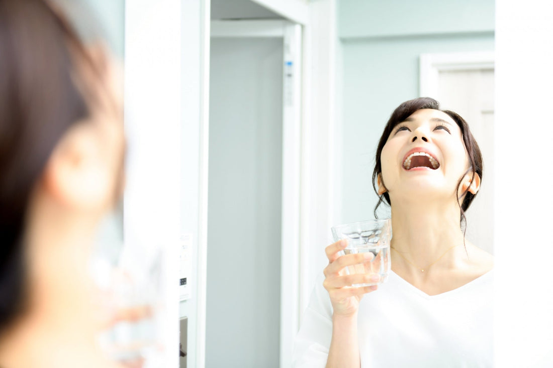 塩うがいをする女性